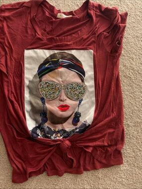 Ocasion Red Graphic Jewel-Embellished Sunglass Woman Tee